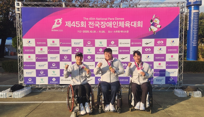 제45회 전국장애인체육대회 남자 휠체어테니스 단체전에서 7년 연속 금메달을 차지한 달성군청 휠체어테니스단 선수들이 기념촬영을 하고 있다. 왼쪽부터 한성봉·오상호·조수환 선수.<달성군 제공>