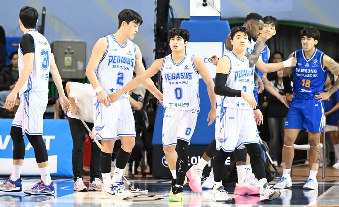 지난 8일 오후 4시30분 서울 잠실체육관에서 열린 2025-2026시즌 LG전자 프로농구 서울 삼성 썬더스와의 경기에 나선 가스공사 선수들. <KBL 제공>