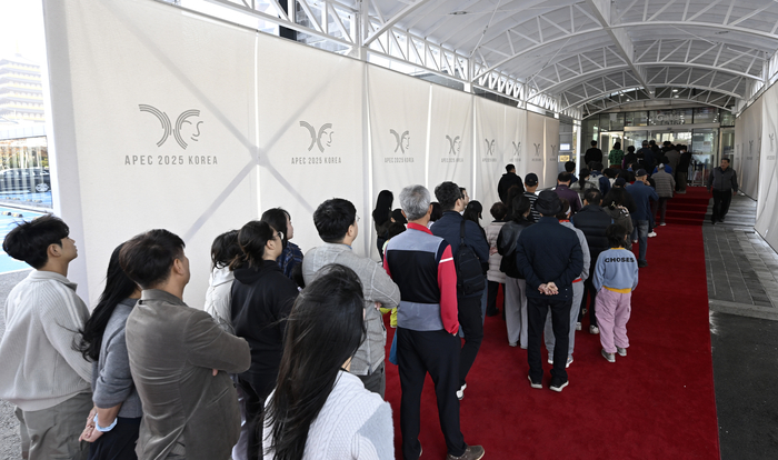 경북 경주화백컨벤션센터에서 열렸던 2025 APEC 정상회의장을 관람하기 위해 휴일인 9일 오후 관광객들이 줄을 서고 있다. 경주시는 지난 7일부터 9일까지 인터넷 사전 신청받은 관광객들을 대상으로 정상회의장을 공개했다.
이윤호 기자 yoonhohi@yeongnam.com