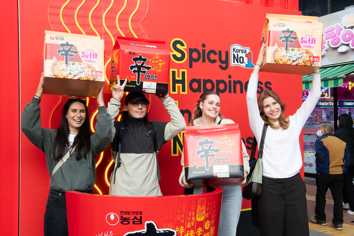 외국인 방문객들이 2025구미라면축제 포토존에서 사진촬영을 하고 있다.<구미시 제공>