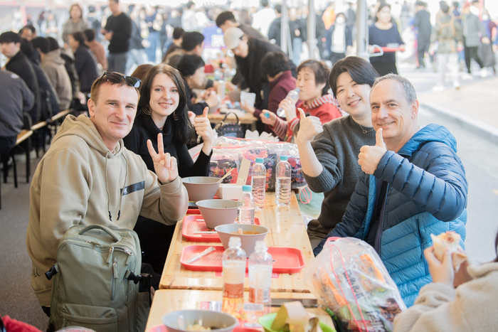 2025구미 라면축제를 찾은 외국인들이 라면맛을 묻는 질문에 엄지손가락을 들어보이고 있다.<구미시 제공>