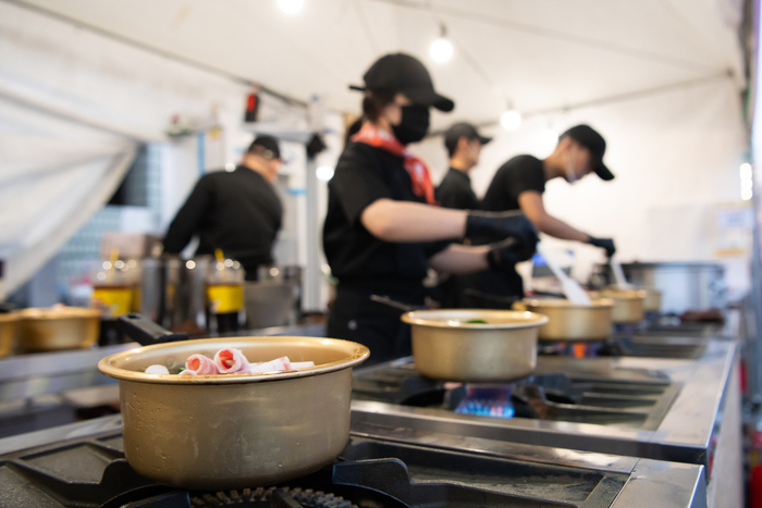 주문한 라면이 펄펄 끓고 있다.<구미시 제공>