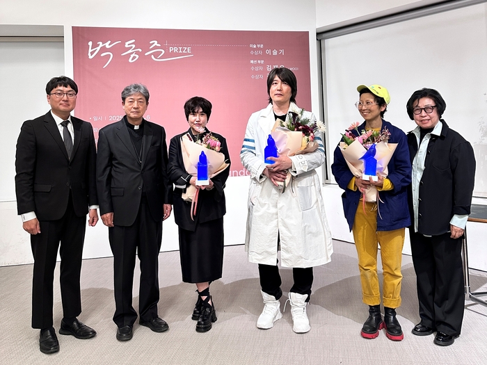 (왼쪽부터)2025 박동준상 시상식에 참여한 박중구 변호사(유족대표), 천주교 대구대교구청 조환길 타대오 대주교, 수상자 김민 디자이너, 수상자 김재우 디자이너, 수상자 이슬기 작가, 윤순영 박동준기념사업회 이사장이 기념촬영을 하고 있다.<박동준기념사업회 제공>