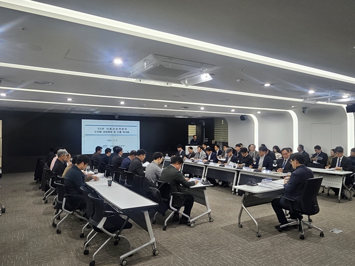 K-water 낙동강유역본부가 최근 본부 대회의실에서 낙동강유역 수자원 성과공유 및 소통 워크숍을 열고 2025년 물관리 성과와 향후 발전 방향을 논의하고 있다.<낙동강유역본부 제공>
