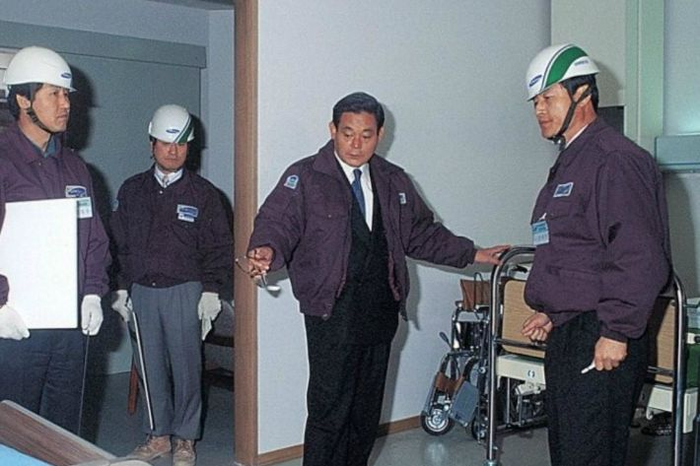 1993년 삼성서울병원 건설 현장에 방문한 이건희 회장. 연합뉴스