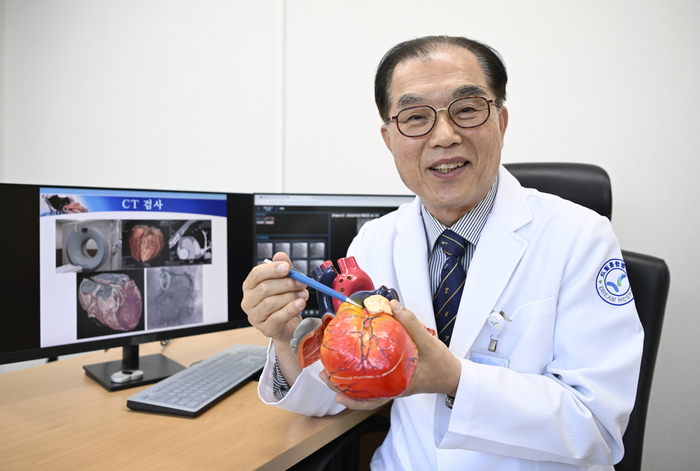 김권배 드림종합병원 명예원장이 심장 모형을 들어 보이며 관상동맥의 막힘 부위를 설명하고 있다.이윤호 기자 yoonhohi@yeongnam.com