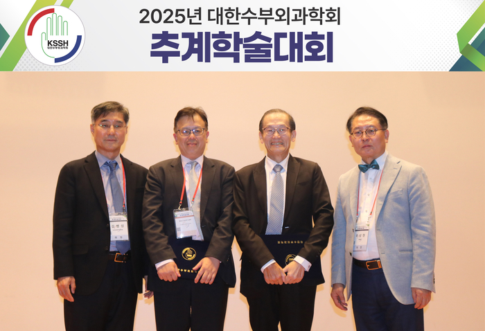 서울 연세대 세브란스병원에서 열린 2025년 대한수부외과학회 추계학술대회에서 W Grand Lecture를 마친 뒤 참석자들이 기념촬영을 하고 있다. 왼쪽부터 김병성 대한수부외과학회장, 람 위 리언 교수, 위안쿤 투 대만 E-Da 병원장, 우상현 W병원장.<W병원 제공>