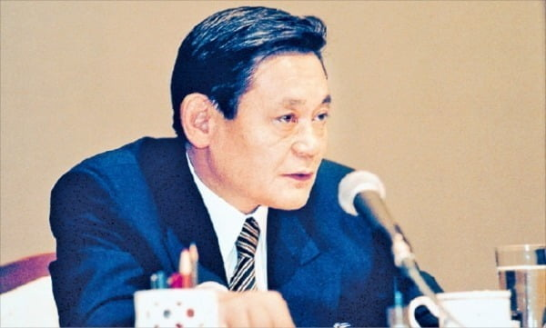 1993년 6월 독일 프랑크푸르트 캠핀스키호텔에서 이건희 삼성그룹 회장이 프랑크푸르트 선언을 하고 있다. <삼성 제공>