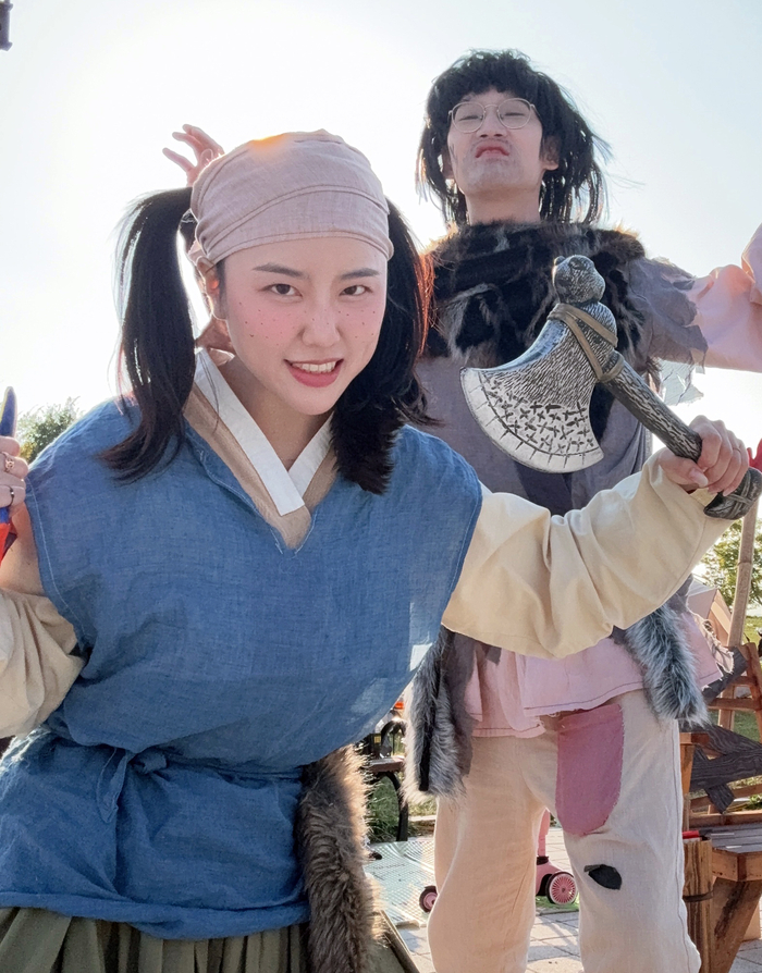 지난 10월 고령 강정보에서 열린 한 행사에 배우로 참여한 박지은(앞)씨가 포즈를 취하고 있다. (박지은씨 제공)