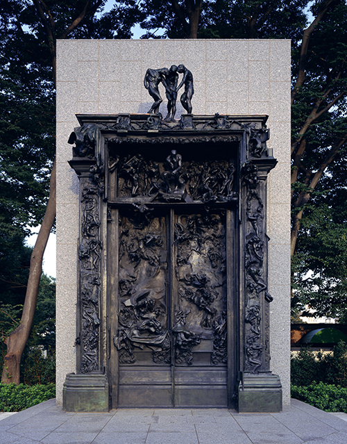 마쓰카타는 방치돼 있던 로댕의 지옥의 문을 구매해 청동으로 주조했다. 지옥의 문은 현재 일본 국립서양미술관 앞에 세워져 있다. <일본 국립서양미술관 제공>