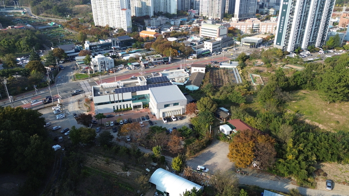 달성군 다사읍 북부노인복지관 일대 전경. 사진 중앙 건물이 북부노인복지관이며, 인근에 다사읍 행정복지센터와 보건지소 등 주요 공공시설이 밀집해 있다. 이 지역은 하루 평균 1천600명이 이용하는 다사읍 생활권 중심지로, 현재 공영주차장 조성 사업이 추진 중이다.<달성군 제공>