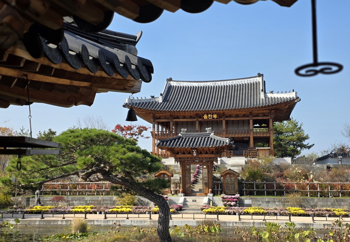 국립세종수목원 내 궁궐정원 전경. 전통 한옥의 아름다움과 정원의 조화가 돋보인다. 황준오기자