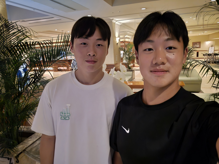 지난 10일 일본 오키나와에서 만난 삼성 라이온즈 신인 이서준(오른쪽)과 이호범. 정지윤기자 yooni@yeongnam.com