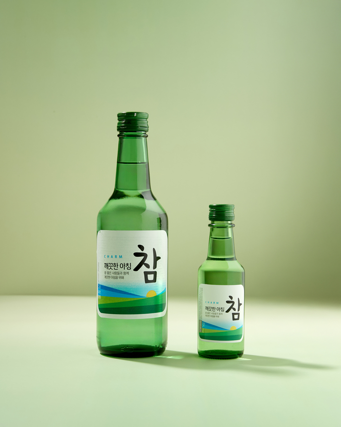 <주>금복주가 대표 브랜드인 참소주 미니어처 버전을 11일 새롭게 선보였다. <금복주 제공>