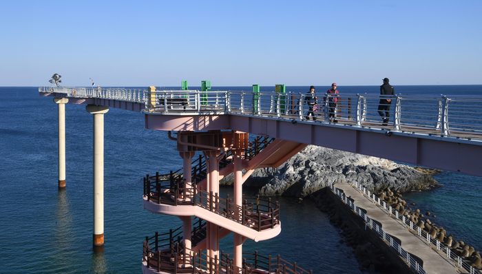 울진 후포항 북쪽 언덕에는 바다 위로 길게 뻗은 투명한 길이 있다. 하늘로 향하는 듯한 이 길은 등기산스카이워크다. 등기산스카이워크는 단순한 관광 시설이 아니라, 동해의 수평선과 인간의 시선이 만나는 장엄한 경계의 무대다.