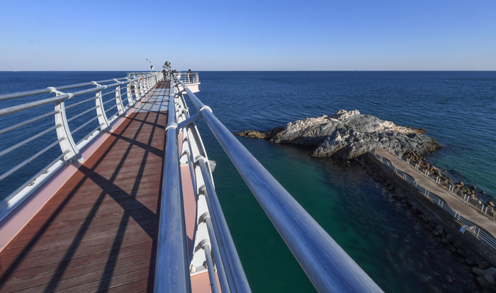 울진 후포 등기산 스카이워크는 총길이 135m로 그중 57m가 투명한 강화유리로 돼 있어 발아래로 펼쳐진 바다가 시야를 압도한다. 바람과 파도의 떨림, 심장의 박동이 거대한 리듬으로 하나가 되는 경험을 하게되는 길이다.