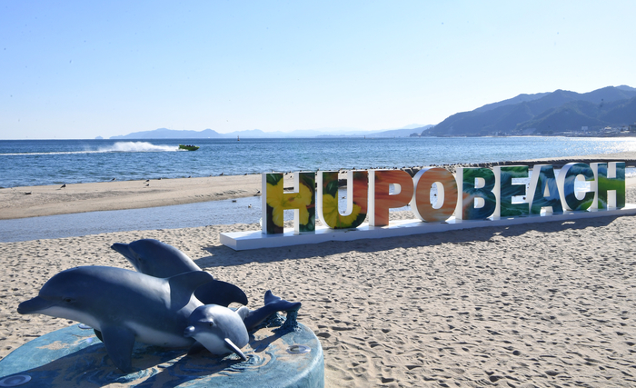 울진 남쪽 끝자락 후포 바닷가에 닿으면 솔바람이 먼저 다가온다. 순백의 후포해수욕장은 마음의 호흡을 넓혀주는 안식의 자리다. 사진은 울진 후포해수욕장 조형물 모습.