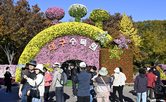 11일 오후 대구 달서구 대구 수목원에서 열린 국화 전시회를 찾은 시민들이 국화를 감상하며 가을 정취를 만끽하고 있다. 
이윤호 기자 yoonhohi@yeongnam.com
