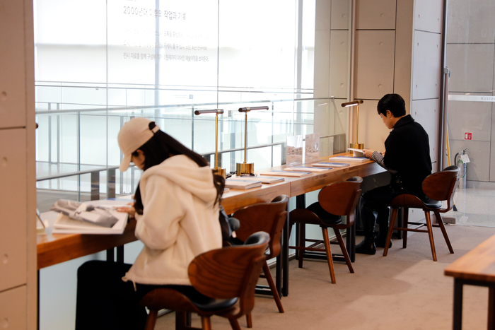 대구미술관, 미술아카이브전(展) 이강소, 도록으로 보는 실험예술을 찾은 관람객들이 이강소 작가의 자료를 열람하고 있다.<대구문화예술진흥원 제공>