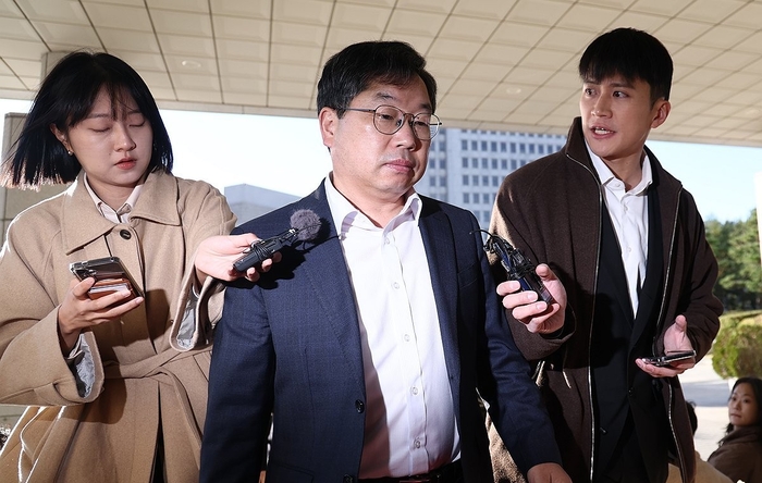 노만석 검찰총장 직무대행이 지난 10일 서울 대검찰청으로 출근하며 언론의 질문을 받고 있다. 연합뉴스