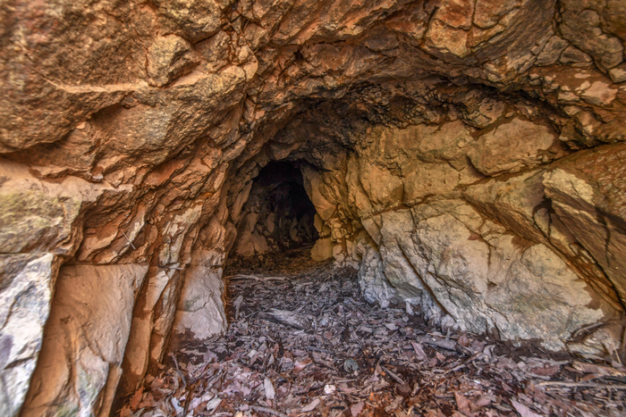 절벽을 뚫어 만든 울진 왕피천 동굴 봇도랑에 들어서면 좁은 수로 속 어둠과 빛이 교차하며 오랜 세월의 인고가 온몸으로 느껴진다. 물을 생명처럼 여겼던 사람들의 간절함이 고스란히 전해진다.