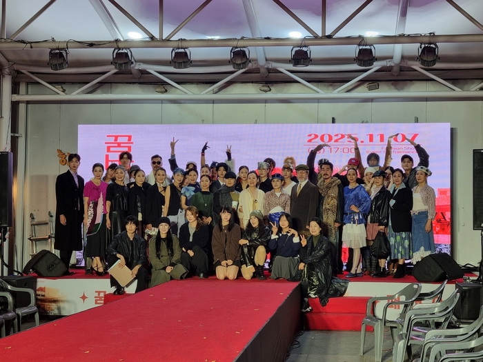 행사를 마치고 모델과 디자이너들이 단체 촬영을 하고 있다.