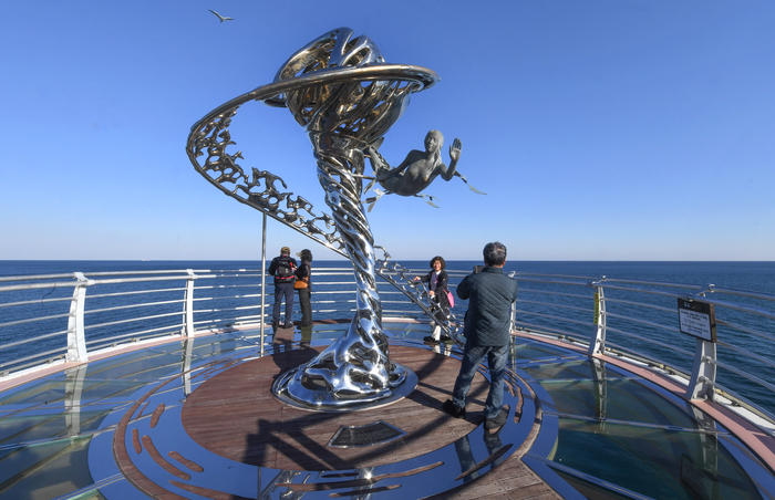 [자연의 속도로 걷다, 울진] 5 <끝> 자연과 낭만이 만나는 후포, 바다와 하늘의 여행…후포해수욕장·등기산스카이워크