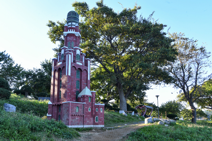 울진 후포 등기산 공원. 세계 각국의 등대를 축소한 모형들이 한자리에 모여, 인간이 빛으로 길을 찾아온 역사를 작은 세계 속에 담아낸다.