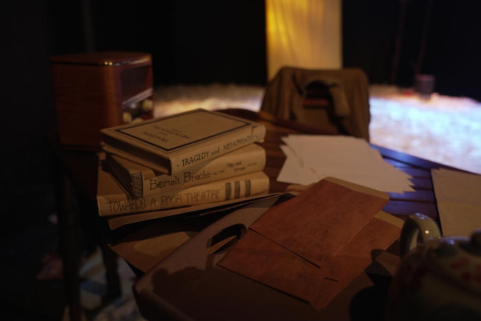 극단 헛짓의 혜영에게 활용 오브제 모습. <초이스시어터 제공>