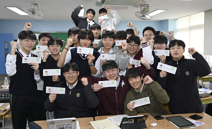 2026학년도 대학수학능력시험을 하루 앞둔 12일 오후 대구 중구 경북대학교 사범대학 부설고등학교에서 열린 수능예비소집에서 수능 수험표를 배부 받은 고3 수험생들이 파이팅을 외치고 있다.
이윤호기자 yoonhohi@yeongnam.com