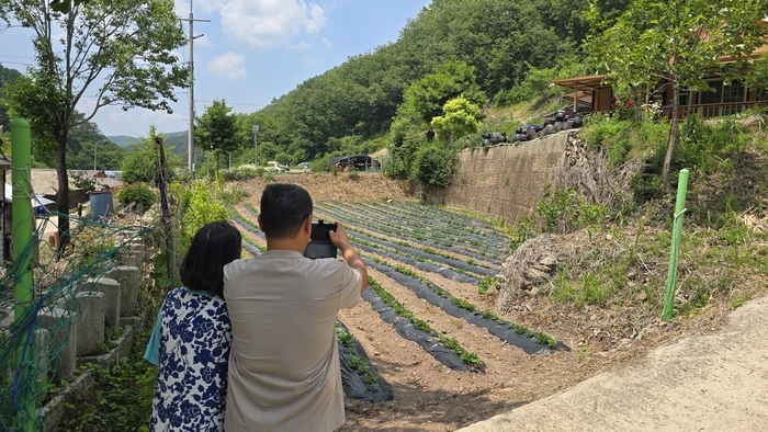지난 6월 한 관광객 부부가 이재명 대통령 생가터를 찾아 기념사진을 촬영하고 있다. 영남일보 DB
