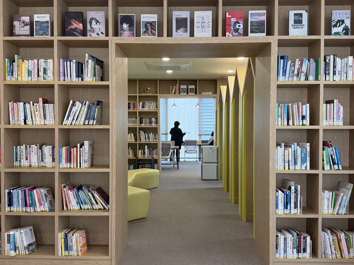 12일 오전 10시쯤 찾은 대구 서구 뉴평리 도서관 내부모습. 구경모 기자