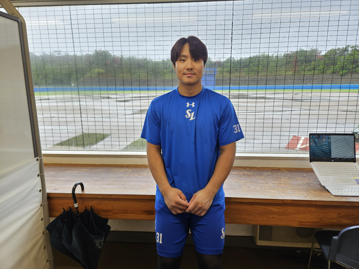 지난 13일 일본 오키나와에 위치한 아카마구장에서 삼성 라이온즈 윤정빈이 인터뷰 중이다. 정지윤기자 yooni@yeongnam.com