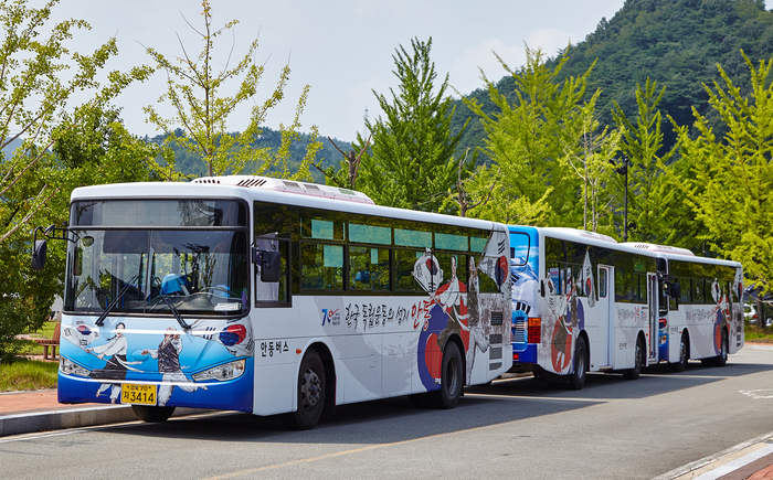 경북도는 내년에도 어르신들의 이동권 보장을 위해 대중교통 무료 승차를 지원한다. 사진은  안동 시내버스 모습. 안동시 제공