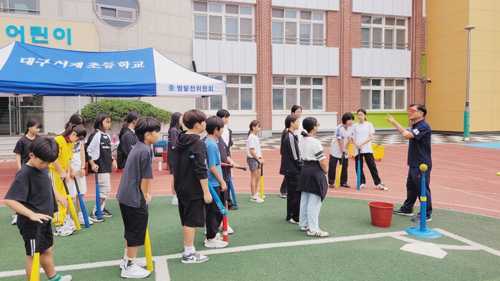박성준 대구 서재초 티볼클럽 감독이 학생들에게 티볼 지도를 하고 있다. 이효설기자