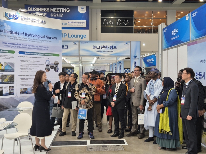 13일 대구 엑스코 서관에서 개막한 대한민국 국제물주간 2025 행사장을 찾은 해외 바이어들이 라인투어를 하고 있다. 이승엽 기자
