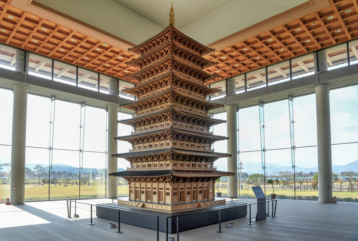 황룡사 역사문화관에 전시된 황룡사 9층 목탑 복원 모형. 당대 최고의 목조건축 기술을 총동원해 세워진 탑은 신라가 동아시아 세계 질서에서 자신들의 위치를 세계에 선포한 상징물이었다. 당시 신라 왕경의 중심에 위치했던 황룡사를 비롯해 형산강 물길 따라 경주에는 수많은 용이 지명에 등장한다. 강력한 왕권의 상징이었다.