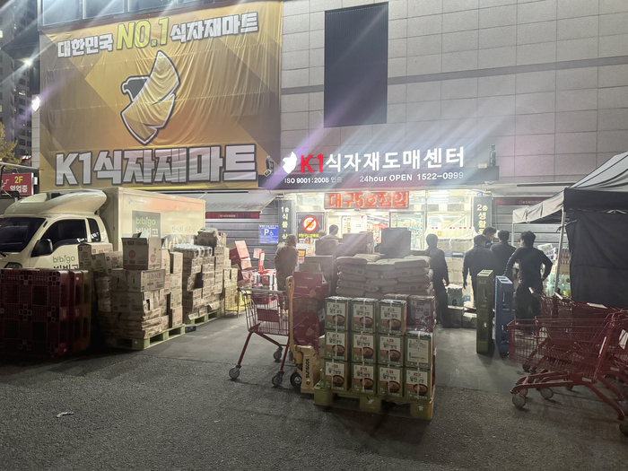 대구에 본점을 둔 유통업체 K1식자재마트가 13일 오후 최종부도 처리됐다는 소식이 전해지자, 채권자들인 대구 수성구 K1식자재마트 수성점(본점)에서 물품을 꺼내고 있다. 이남영기자