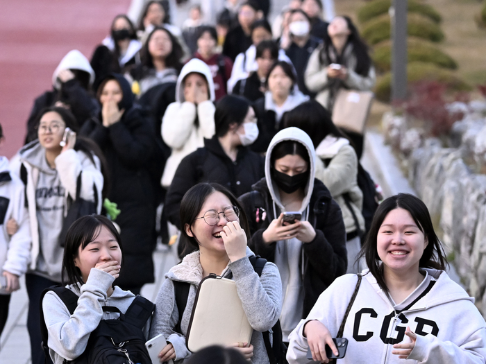[포토뉴스] 수능 끝, 웃음 되찾은 수험생들