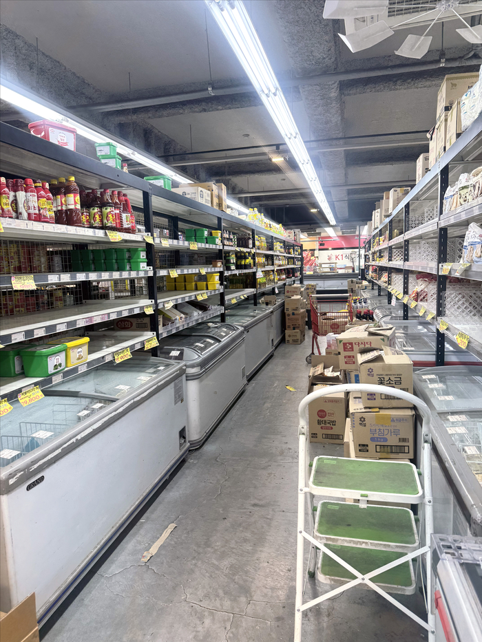 대구에 본점을 둔 유통업체 K1식자재마트가 13일 오후 최종부도 처리되자, 대구 수성구 K1식자재마트 수성점(본점) 매장이 순식간에 아수라장으로 변해 텅비어있다. 이남영기자
