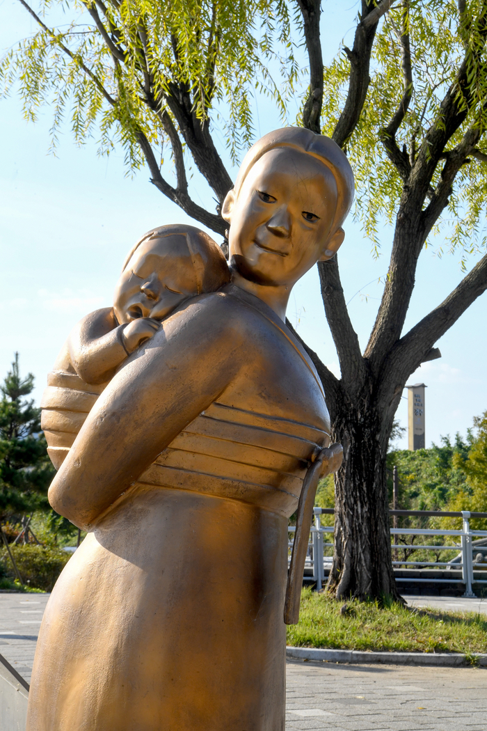 경주 형산강역사문화관광공원에 세워진 유금이 조형물. 형산강은 평범한 소녀의 이름을 지명에 남겼다. 큰 권력도 큰 신앙도 아닌 강가에서 울던 한 소녀의 이름이 마을 전체의 이름이 됐다. 경주는 거대한 왕권의 역사에서부터 소소한 개인의 감정까지 집단 기억으로 남은 도시다.