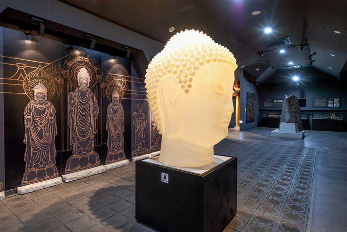 왕을 대신해 신성의 얼굴을 맡았던 황룡사 장육존상 불두 조형물의 모습. 장육존상은 신라삼보의 하나로 황룡사에 모셔졌던 거대한 금동 삼존불상이다. 1장 6척(약 4~5m) 규모이며 574년에 조성된 것으로 전해지는데 왕권의 신성성과 신라 불교의 위세를 상징한다.