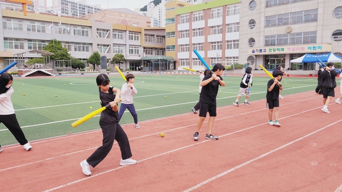 대구 서재초 티볼클럽 학생들이 방과후 운동장에서 티볼 배트를 휘두르는 연습을 하고 있다. 이효설기자