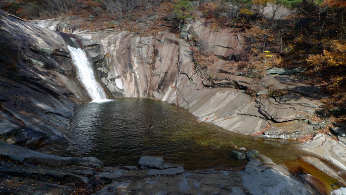 절구를 닮은 호박소. 가지산에서 발원한 물이 백운산을 타고 내려와 반석위에 떨어지기를 수십 만 년, 명주실 한 타래를 다 풀어도 끝이 닿지 않을 만큼 깊은 소가 되었다.