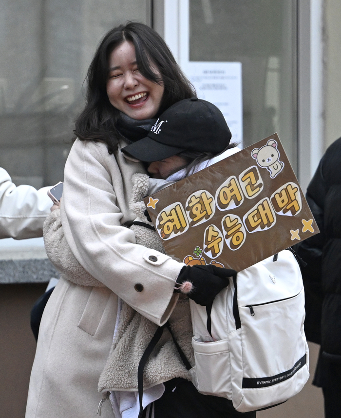 2026학년도 대학수학능력시험일인 13일 오전 대구시교육청 24지구 제15시험장인 수성구 대구여고 앞에서 선생님이 수험생을 응원하고 있다.
이윤호기자 yoonhohi@yeongnam.com