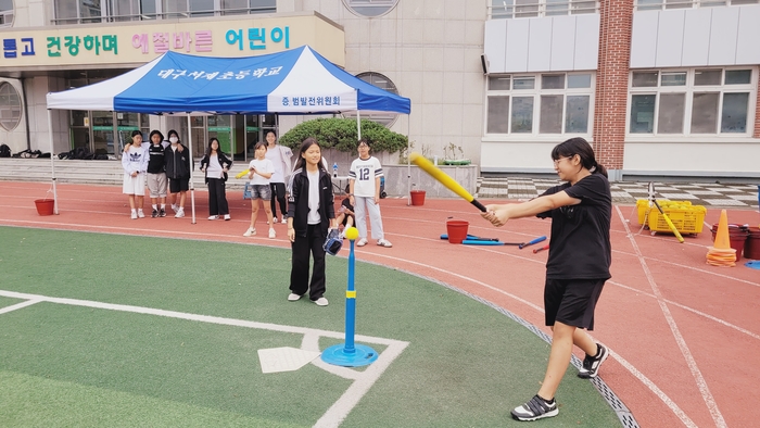 대구 서재초 티볼클럽의 한 여학생이 티에 공을 올려놓고 타격을 시도하고 있다. 이효설기자
