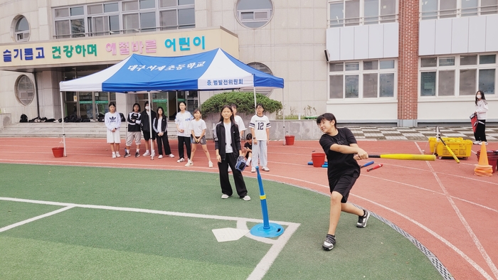 대구 서재초 티볼클럽의 한 여학생이 티에 공을 올려놓고 타격을 시도하고 있다. 이효설기자