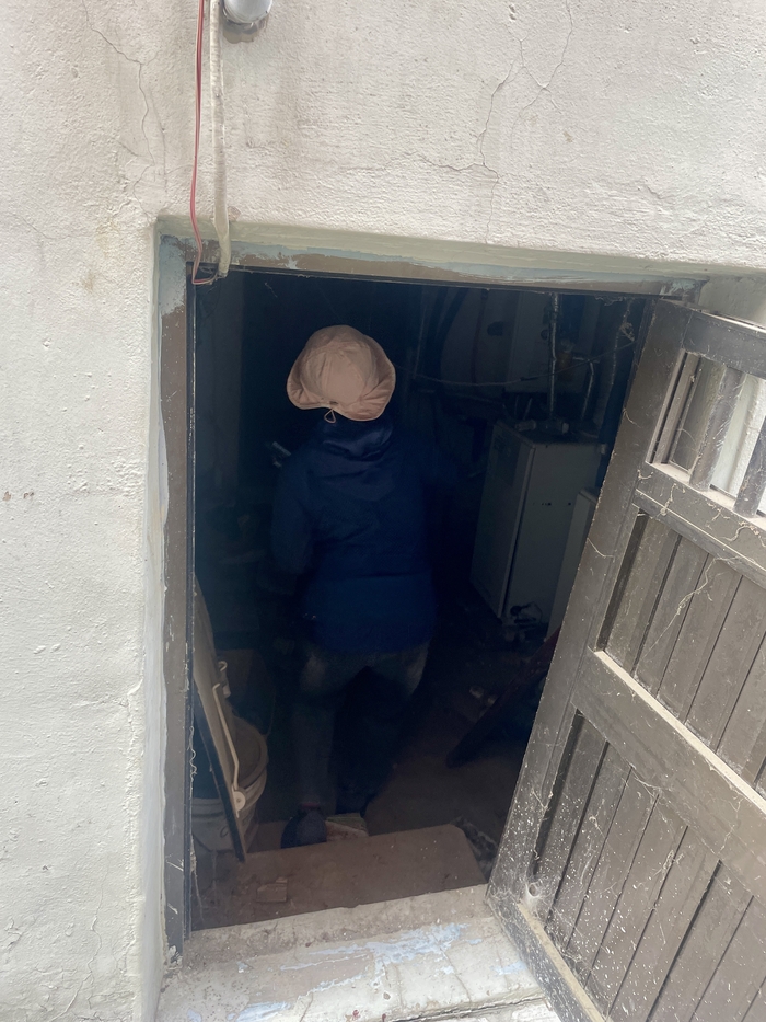 한 달 내 누구도 찾지않아 거미줄이 쳐진 대구의 한 반지하 주택 보일러실. 가스검침원은 막대기로 출입구에 쳐진 거미줄을 제거하고 보일러실로 들어갔다. 윤정혜기자