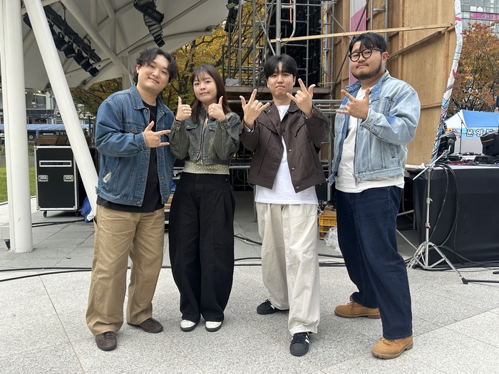 지난 8일 2·28기념중앙공원 중앙무대에서 만난 밴드 그린(GR2N!)이 포즈를 취하고 있다. <사진=정수민기자>