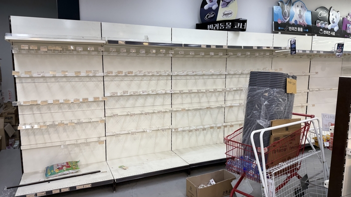 14일 대구 수성구 K1식자재마트 본점 2층 매대가 텅 비어있었다. 이동현 기자